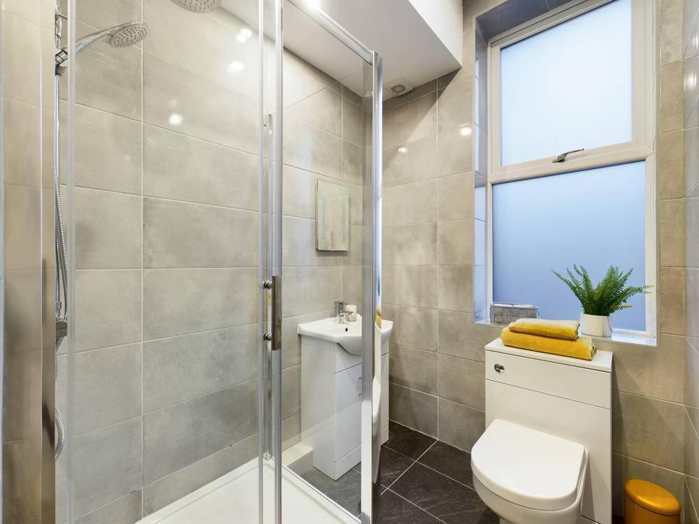 Gibson Manor Apartments Уолъси Екстериор снимка